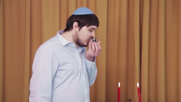 Antes de la ceremonia del chuppah, el novio judío en la sala de la sinagoga hace un kidush para el vino — Vídeos de Stock