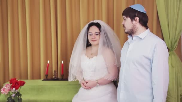 Durante la ceremonia de chuppah, la novia y el novio judíos en la sinagoga, la novia y el novio se miran entre sí — Vídeos de Stock