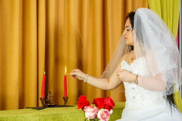 Перед церемонией хупы еврейская невеста зажигает свечи.. — стоковое фото