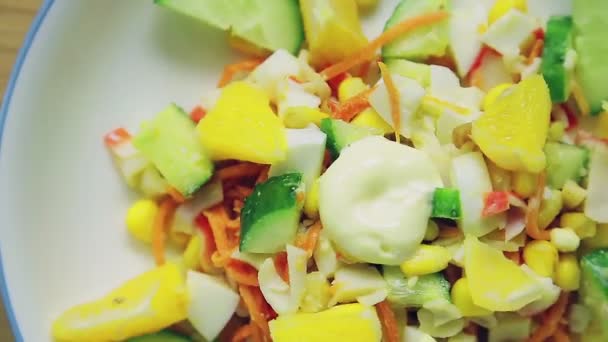 用黄瓜和橙子装饰的螃蟹沙拉呈圆形旋转 — 图库视频影像