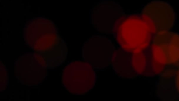 Bokeh θαμπάδα σε μαύρο φόντο με φωτεινές ακτίνες LED έγχρωμου φωτός — Αρχείο Βίντεο