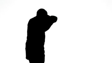 Muay Thai 'de antrenman yapan bir erkek atletin silueti.