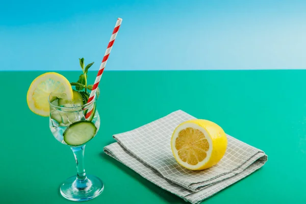 Коктейль Огірковою Водою Лимоном Ятою Склянці Серветці Зеленому Тлі Поруч — стокове фото