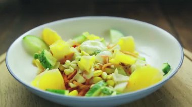 Yengeç etli salata, salatalık ve portakalla süslenmiş, daire şeklinde döner..
