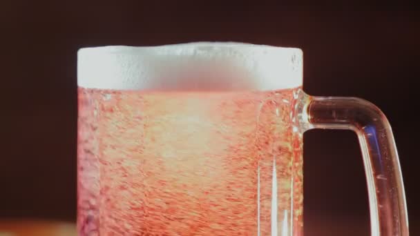 Foaming cold light beer in a glass mug — Stock Video