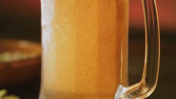 泡沫杯中的高发泡冷啤酒 — 图库视频影像