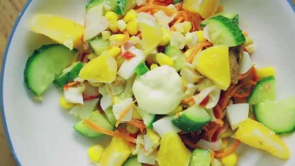 Salada de caranguejo decorada com pepino e laranja com maionese gira em um círculo. — Vídeo de Stock