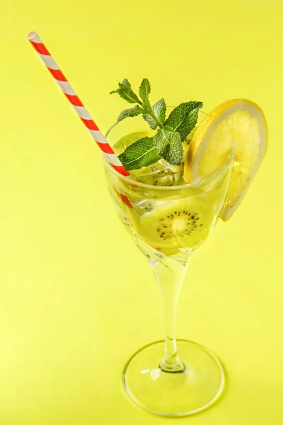 Kiwi Cocktail Mit Zitrone Und Minze Glas Auf Serviette Auf — Stockfoto