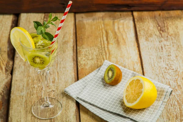 Cocktail Mit Kiwi Minze Und Zitrone Glas Auf Einem Holztisch — Stockfoto