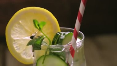 Naneli salatalık ve limonlu bir kokteyl yuvarlak şeklinde döner.