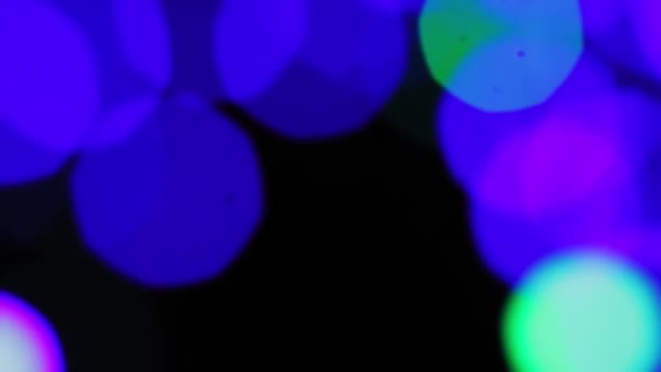 Bokeh Unschärfe auf schwarzem Hintergrund farbige LED-Strahlen kaltes Licht. — Stockvideo