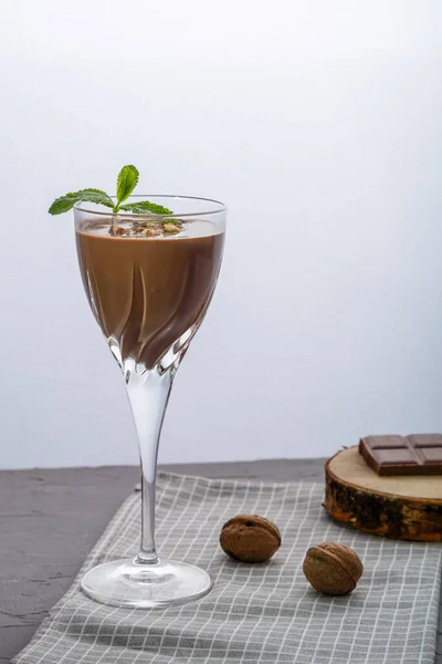 Coquetel Chocolate Com Nozes Casa Moeda Copo Fundo Azul Perto — Fotografia de Stock
