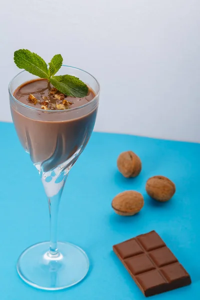 Coquetel Chocolate Com Nozes Hortelã Copo Fundo Azul Perto Nozes — Fotografia de Stock