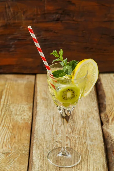 Cocktail Mit Kiwi Minze Und Zitrone Glas Auf Einem Holztisch — Stockfoto