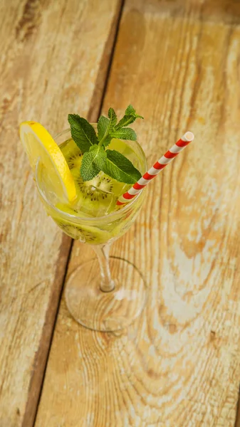 Cocktail Con Menta Kiwi Limone Bicchiere Tavolo Legno Foto Verticale — Foto Stock