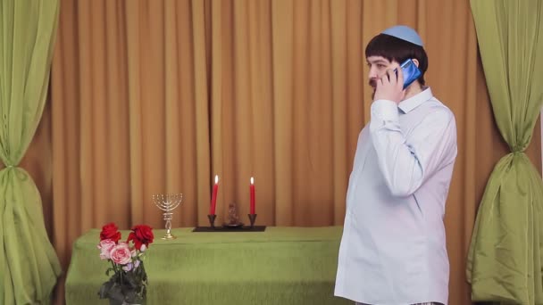 Antes de la ceremonia del chuppah, el novio judío habla por teléfono en la sala de la sinagoga — Vídeos de Stock