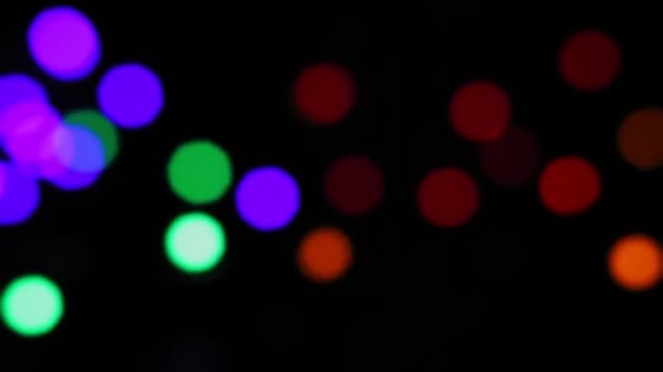 Bokeh desenfoque sobre un fondo negro llamarada de lente multicolor sobre un fondo negro — Vídeo de stock