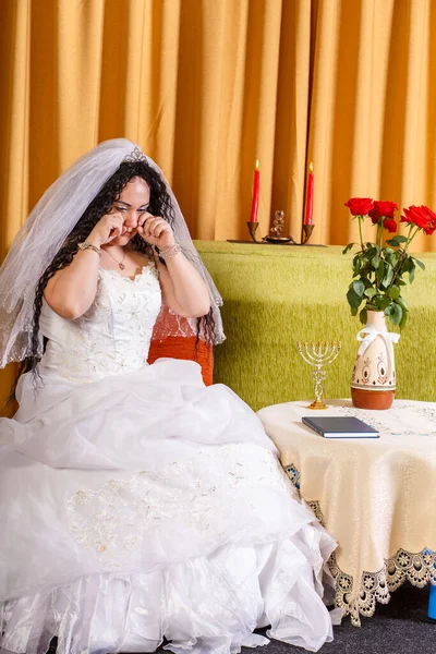 Еврейская Невеста Свадебном Платье Вуалью Сидит Комнате Плачет Жених Оставил — стоковое фото