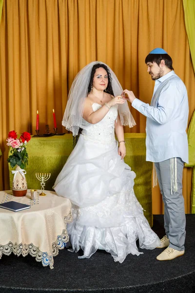 Durante Una Ceremonia Chuppah Una Boda Sinagoga Judía Novio Pone —  Fotos de Stock