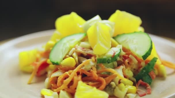 Ensalada de cangrejo decorada con pepino y naranja con mayonesa gira en círculo — Vídeos de Stock