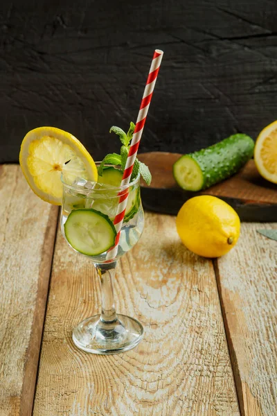 Cocktail Gurkenwasser Mit Zitrone Und Minze Glas Auf Einem Holztisch — Stockfoto