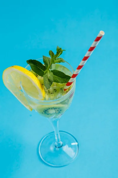 Kiwi Cocktail Garniert Mit Zitrone Und Minze Glas Auf Serviette — Stockfoto