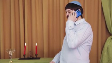 Çuppa töreninden önce, Yahudi damat sinagogdaki telefonda konuşur..