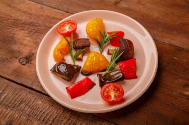 Tahta masadaki bir tabakta sebze antimacunu. Yatay fotoğraf