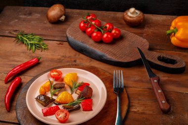 Tahta tahtada sebzelerin yanında, tahta bir tabakta antimakarna. Yatay fotoğraf