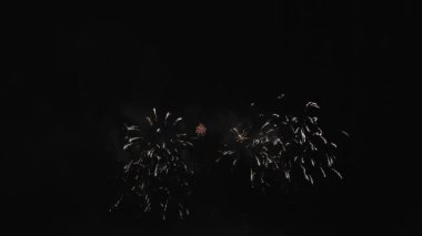 Parlak gümüş renkli havai fişekler Karanlık gece gökyüzüne karşı.
