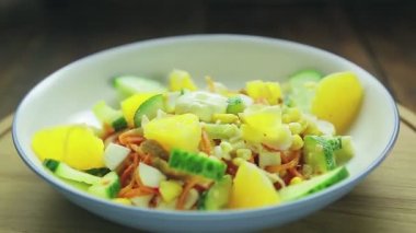 Yengeç etli salata, salatalık ve portakalla süslenmiş, daire şeklinde döner.