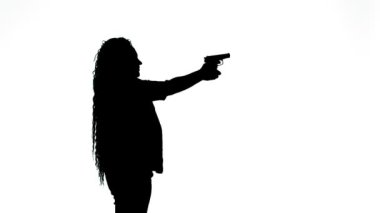 Beyaz bir arka planda tabancayla atış talimi yapan profilli bir kadının silueti.