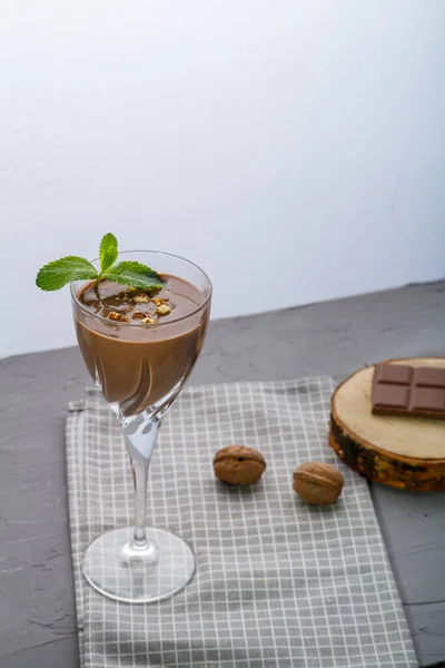 Coquetel Chocolate Com Nozes Casa Moeda Copo Fundo Azul Perto — Fotografia de Stock