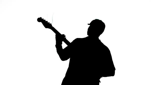 Silhouet van een man die gitaar speelt — Stockvideo