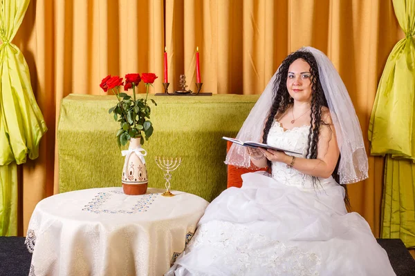 Uma Noiva Judia Vestido Noiva Branco Com Véu Senta Uma — Fotografia de Stock