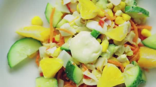 Krabsalade versierd met komkommer en sinaasappel roteert in een cirkel. — Stockvideo