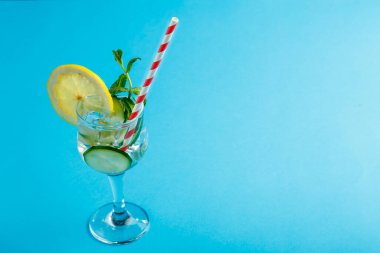 Limonlu salatalık suyu ve mavi arka planda bir peçetede nane şekeri. Yatay fotoğraf