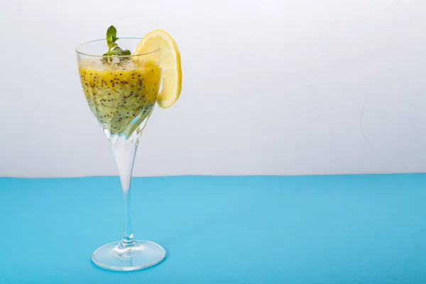 Kiwi Smoothie Прикрашена Ятою Лимоном Склянці Синьому Фоні Горизонтальна Фотографія — стокове фото