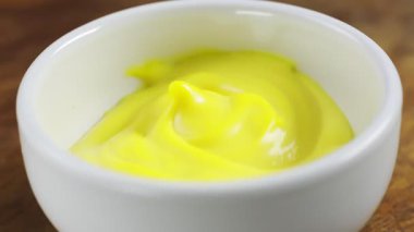 Beyaz soslu taze peynir sosu daire şeklinde döner.