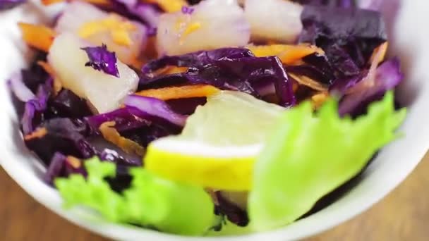 Cole salad lambat dalam mangkuk putih dihiasi dengan lemon berputar dalam lingkaran — Stok Video
