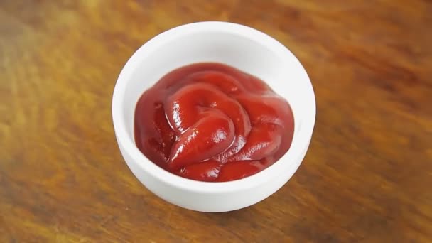 Il ketchup di pomodoro in una barca bianca ruota in cerchio. — Video Stock