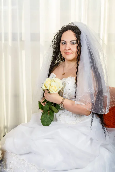 ユダヤ人の花嫁, chuppa式の前に,彼女の顔はベールで覆われて,新郎を待って座っています. — ストック写真