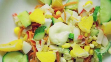 Salatalık ve portakalla süslenmiş yengeç salatası daire şeklinde döner.