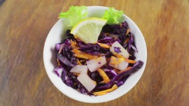 Beyaz kasede Cole yavaş salatası daire şeklinde döner.