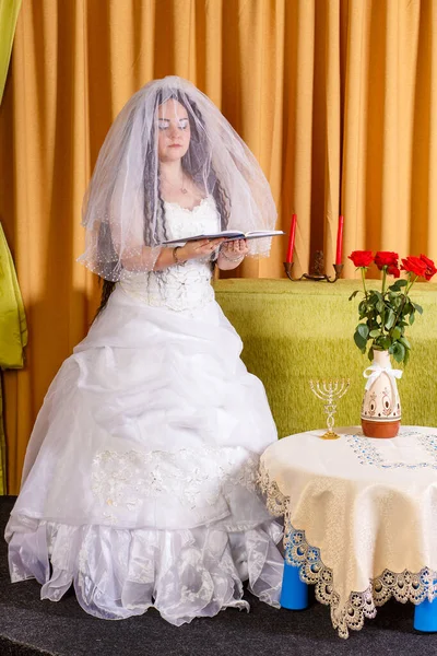 Noiva Judia Feliz Vestido Branco Exuberante Rosto Velado Orando Por — Fotografia de Stock