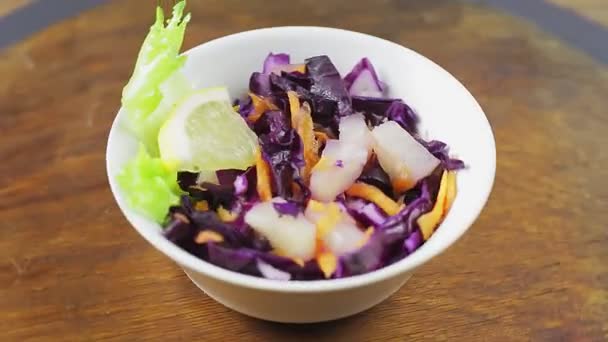 Cole salad lambat dengan nanas dihiasi dengan lemon di berdiri kayu berputar dalam lingkaran — Stok Video