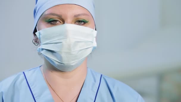 Fecskendő egy női orvos kezében, homályos arccal.. — Stock videók