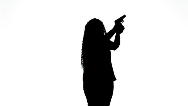 Silhouette di una donna che spara una pistola su uno sfondo bianco — Video Stock