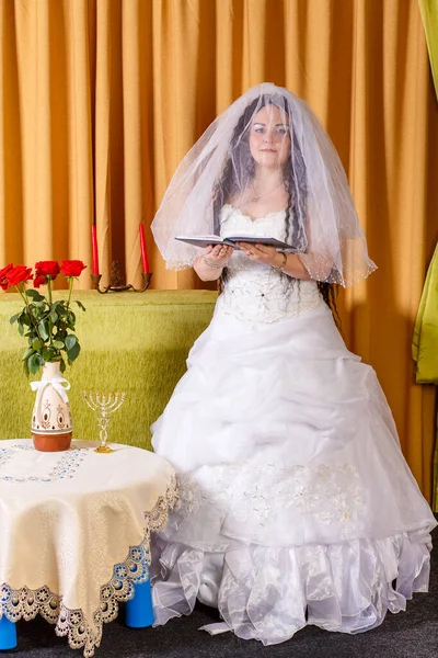 Noiva judia feliz em um vestido branco exuberante, rosto velado orando por felicidade no casamento antes da cerimônia de hupa. — Fotografia de Stock