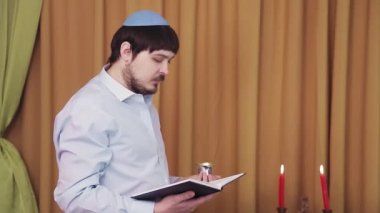 Çuppa seremonisinden önce, Yahudi damat sinagogda Siddur için dua ve ilahiler okur ve şarap için kiraz kuşu yapar.